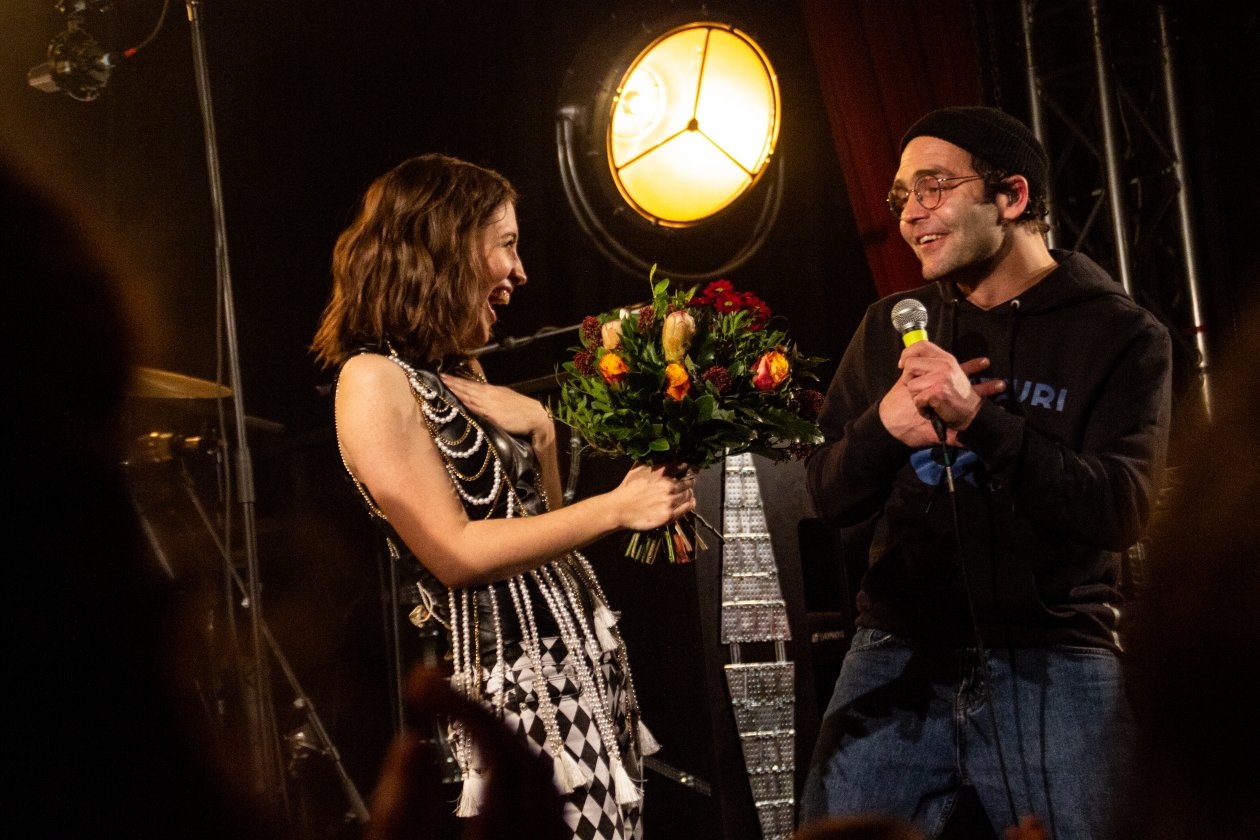 Alice Merton letzter Gig vor "MINT" – mit Special Guest Bosse. – Blumen für Bosse.