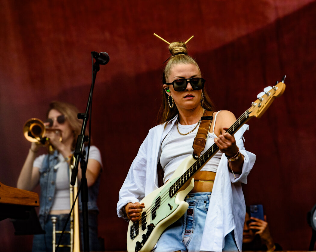 Alice Merton – Die Globetrotterin live in Neuhausen ob Eck. – Am Bass.