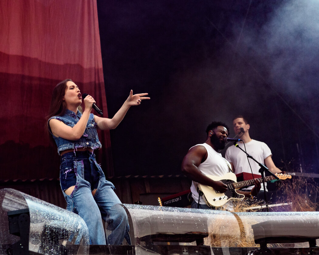 Alice Merton – Die Globetrotterin live in Neuhausen ob Eck. – Alice und Band.