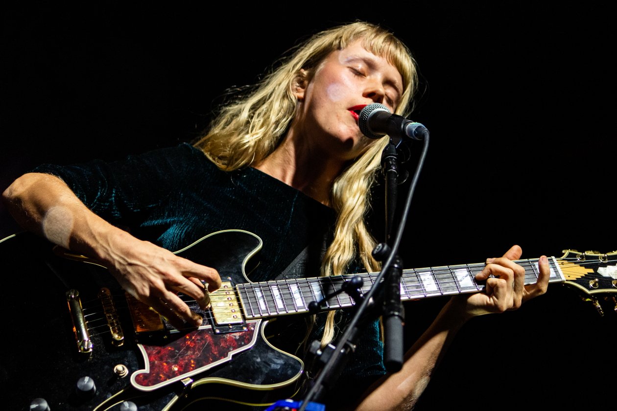 Tourfinale im Berliner Wohnzimmer. – Alice Phoebe Lou.