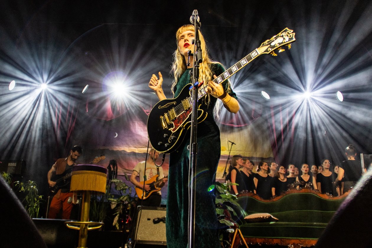 Alice Phoebe Lou – Tourfinale im Berliner Wohnzimmer. – Alice und Band.