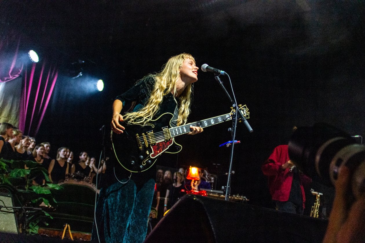 Alice Phoebe Lou – Tourfinale im Berliner Wohnzimmer. – Alice im Wunderland.