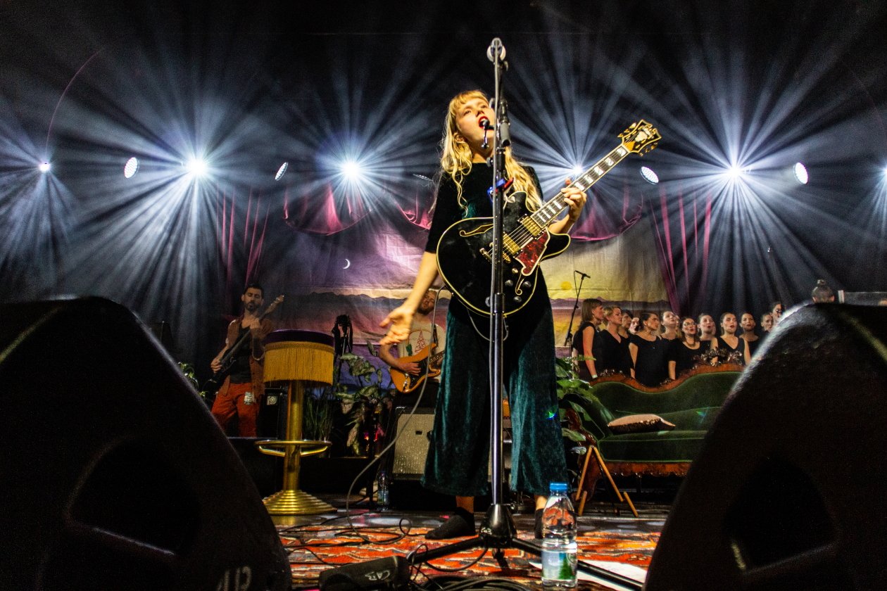 Alice Phoebe Lou – Tourfinale im Berliner Wohnzimmer. – In der Berliner Columbiahalle.