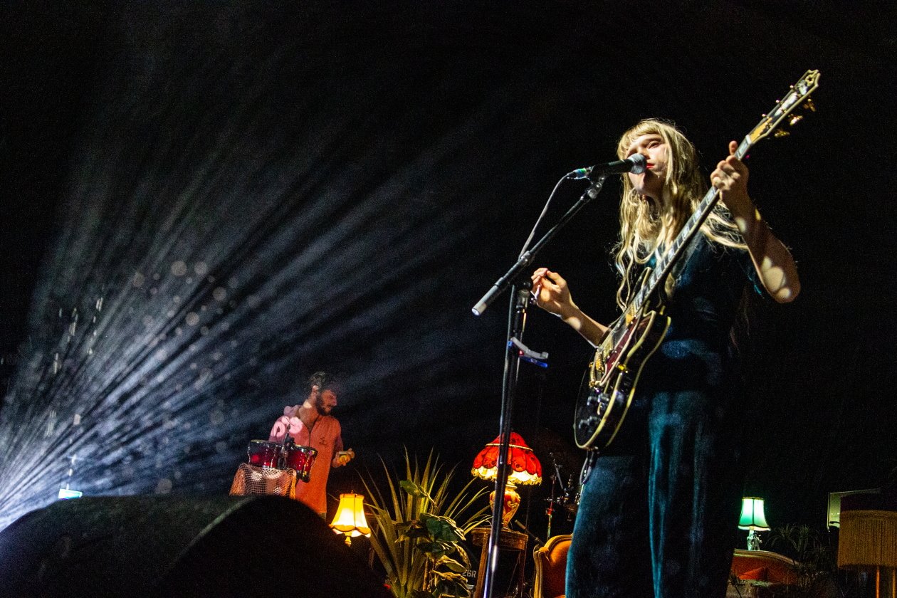 Alice Phoebe Lou – Tourfinale im Berliner Wohnzimmer. – "Paper Castles" live.