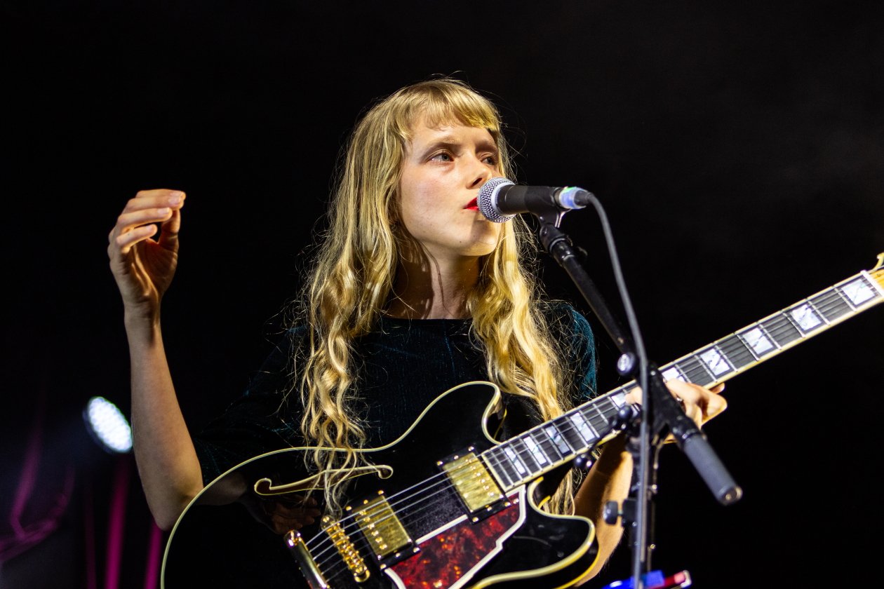 Alice Phoebe Lou – Tourfinale im Berliner Wohnzimmer. – ... und Seitenhieb auf die East Side Mall.