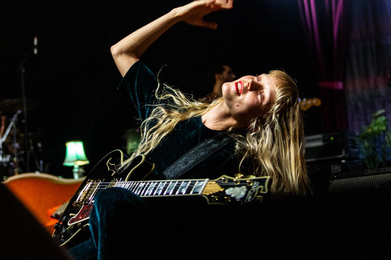 Alice Phoebe Lou – Tourfinale im Berliner Wohnzimmer. – Straßengigs spielt sie noch immer.