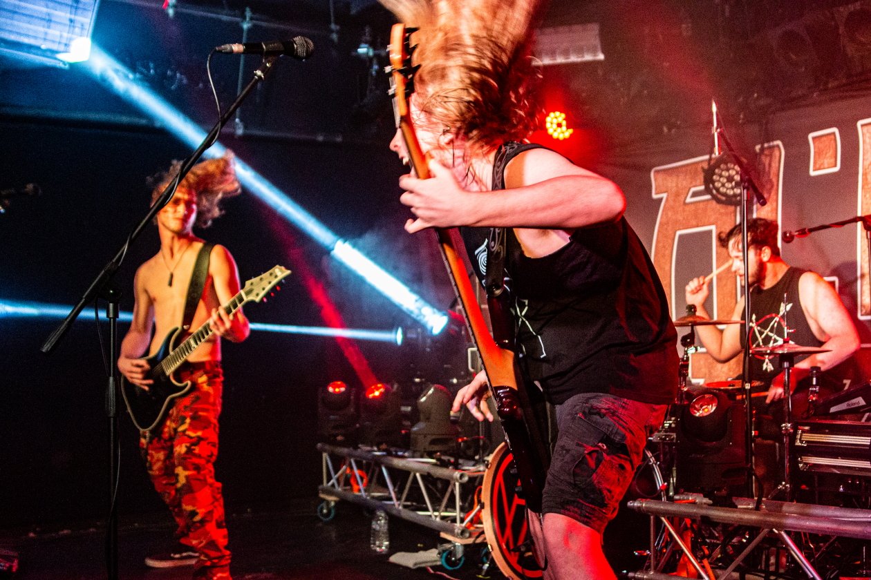 Noch nicht volljährig, aber schon Profis in Sachen Moshpit-Anheizen. – Alien Weaponry.