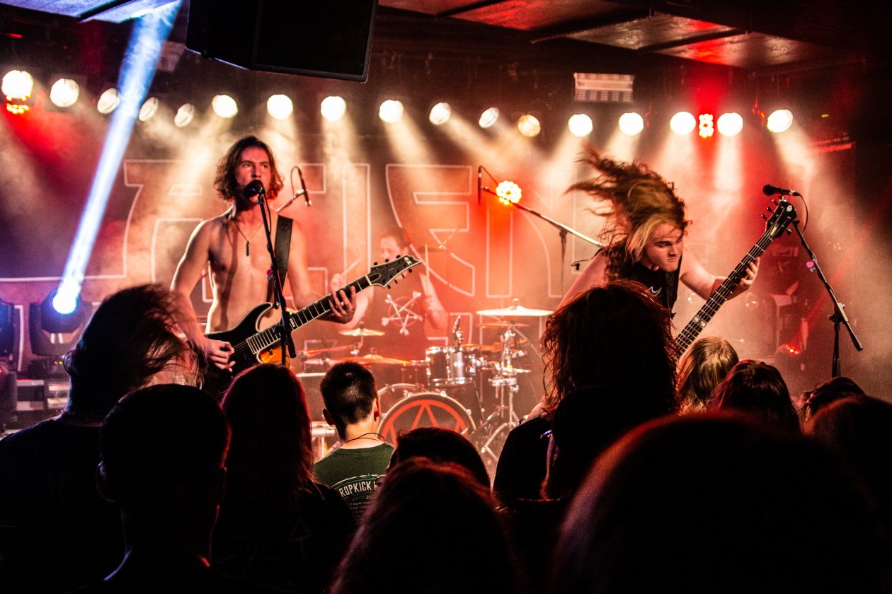 Noch nicht volljährig, aber schon Profis in Sachen Moshpit-Anheizen. – Alien Weaponry.