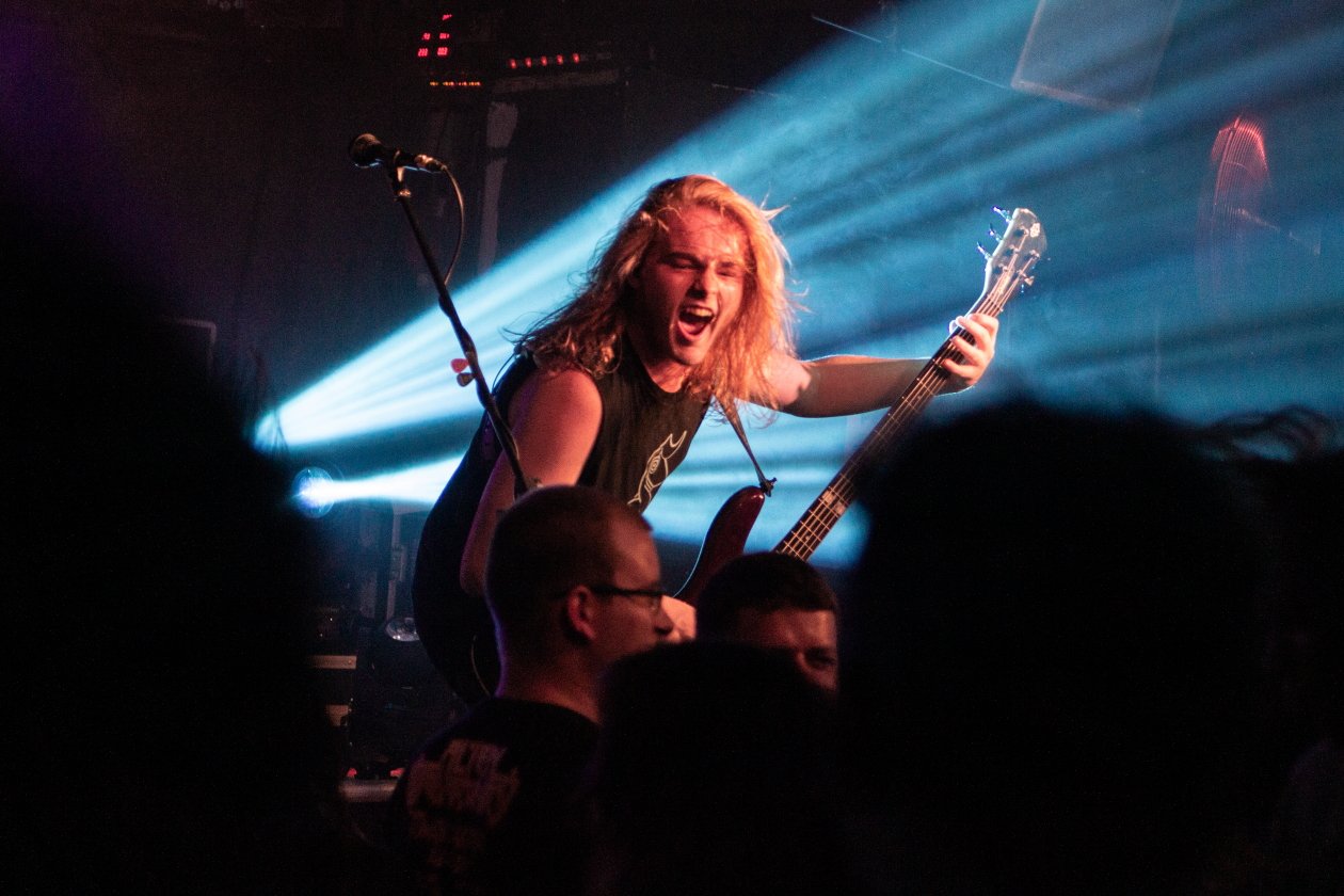 Noch nicht volljährig, aber schon Profis in Sachen Moshpit-Anheizen. – Alien Weaponry.