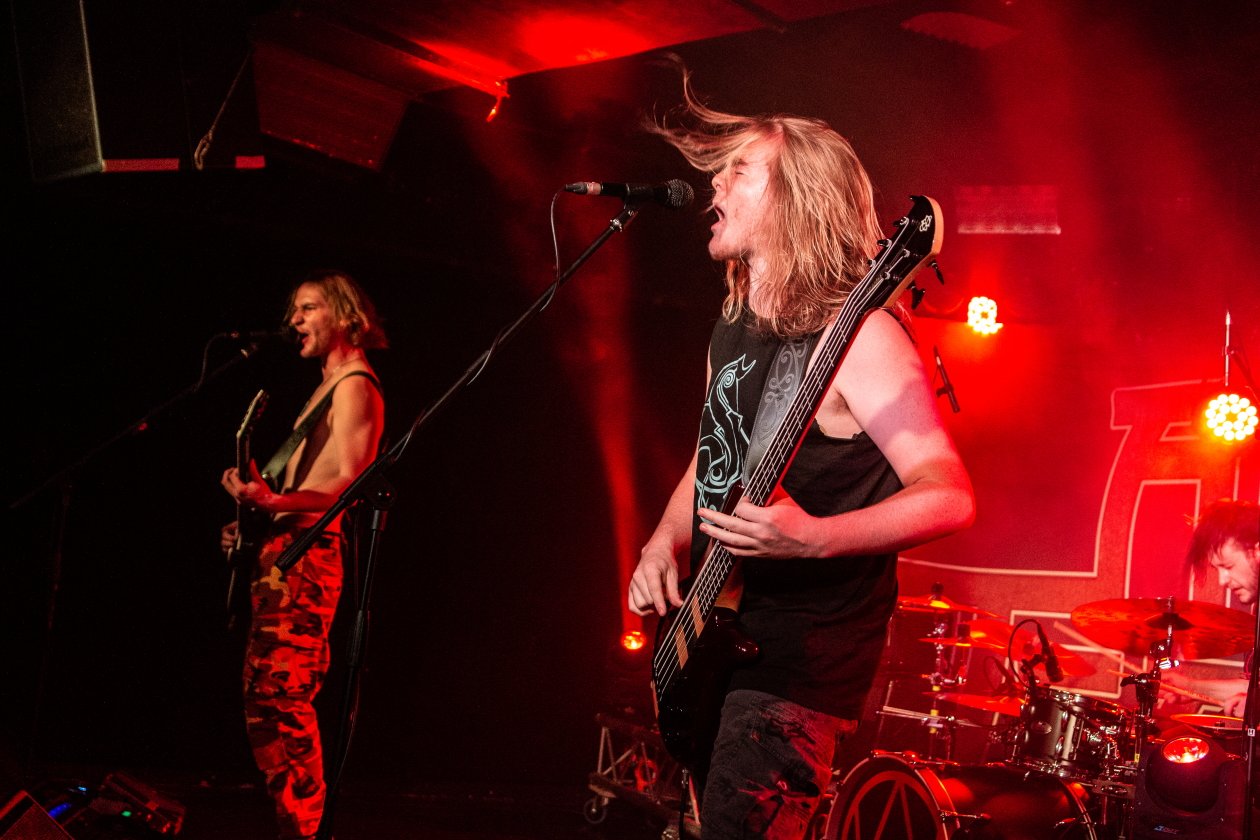 Noch nicht volljährig, aber schon Profis in Sachen Moshpit-Anheizen. – Alien Weaponry.