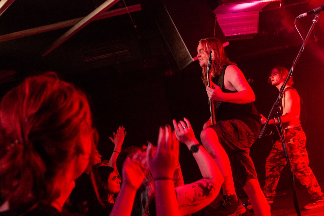 Noch nicht volljährig, aber schon Profis in Sachen Moshpit-Anheizen. – Alien Weaponry.