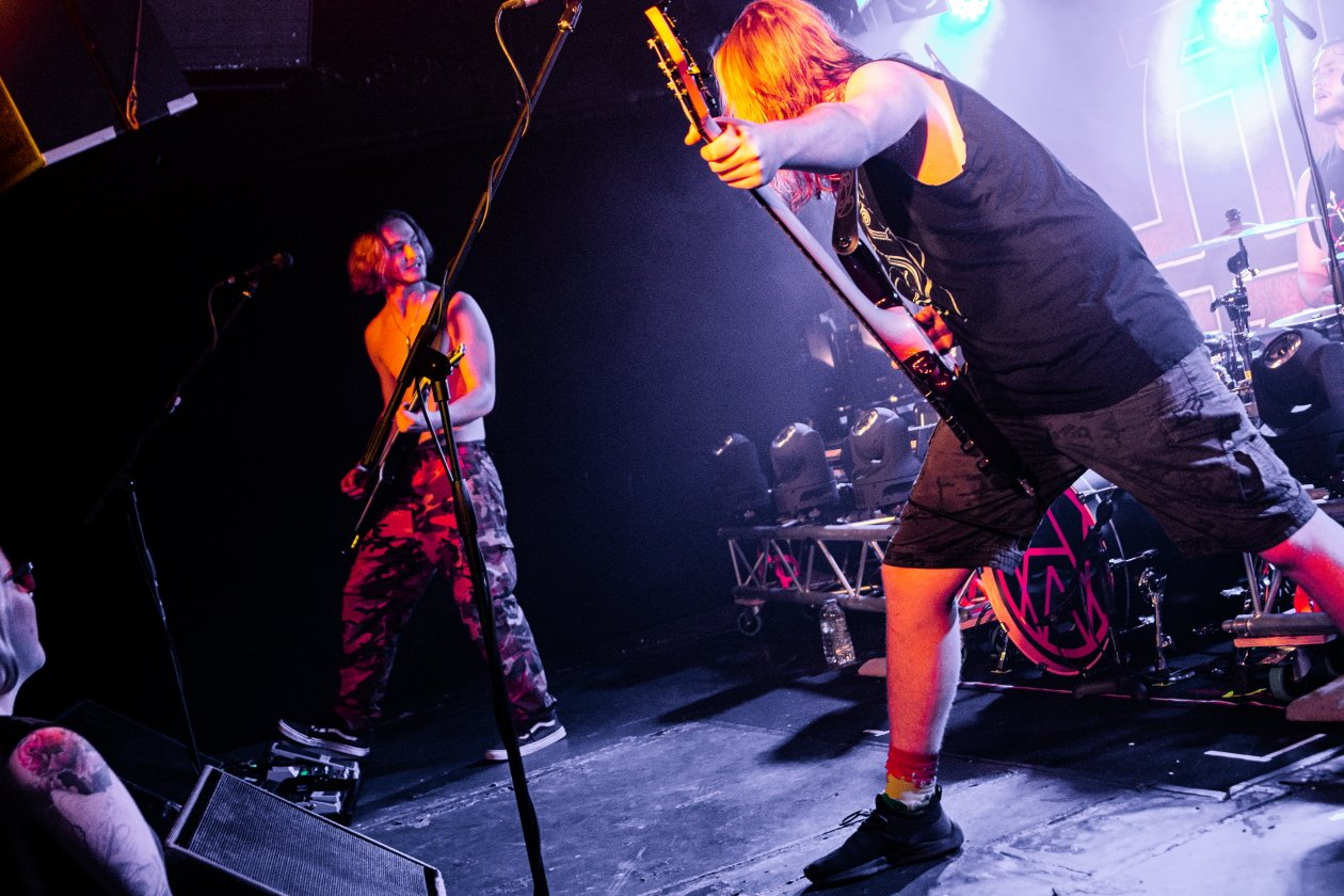Noch nicht volljährig, aber schon Profis in Sachen Moshpit-Anheizen. – Alien Weaponry.