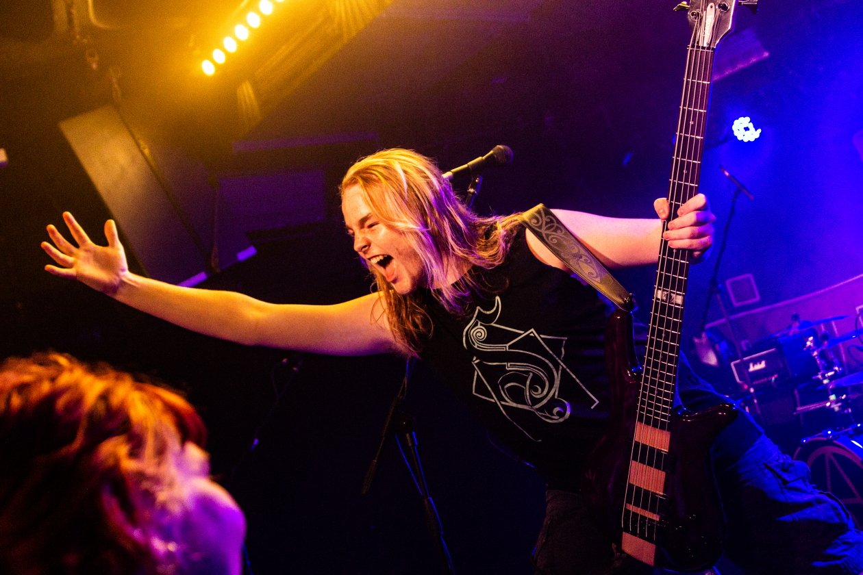 Noch nicht volljährig, aber schon Profis in Sachen Moshpit-Anheizen. – Alien Weaponry begrüßen Berlin.