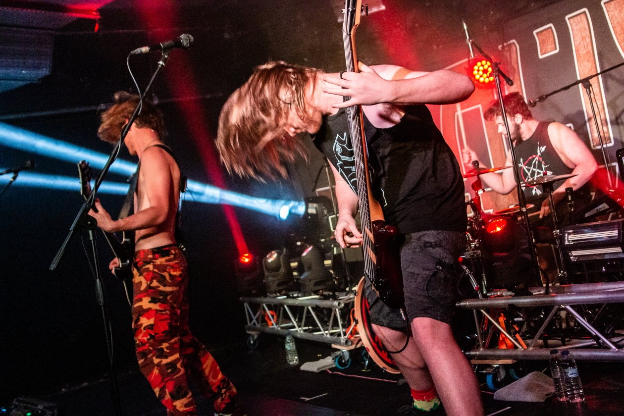 Alien Weaponry – Noch nicht volljährig, aber schon Profis in Sachen Moshpit-Anheizen. – Stealth Maori in Aktion.