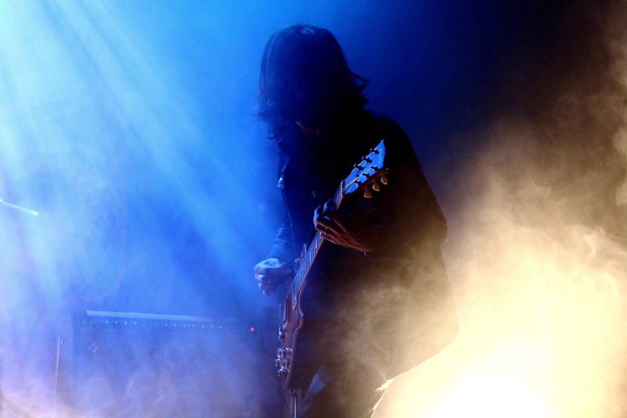 Ausverkauftes Haus während der "Sleeping Through The War"-Tour. – All Them Witches in Berlin.