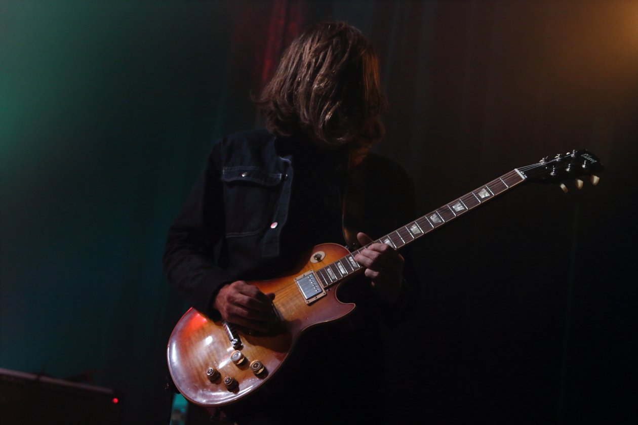 Ausverkauftes Haus während der "Sleeping Through The War"-Tour. – All Them Witches mögens dunkel.