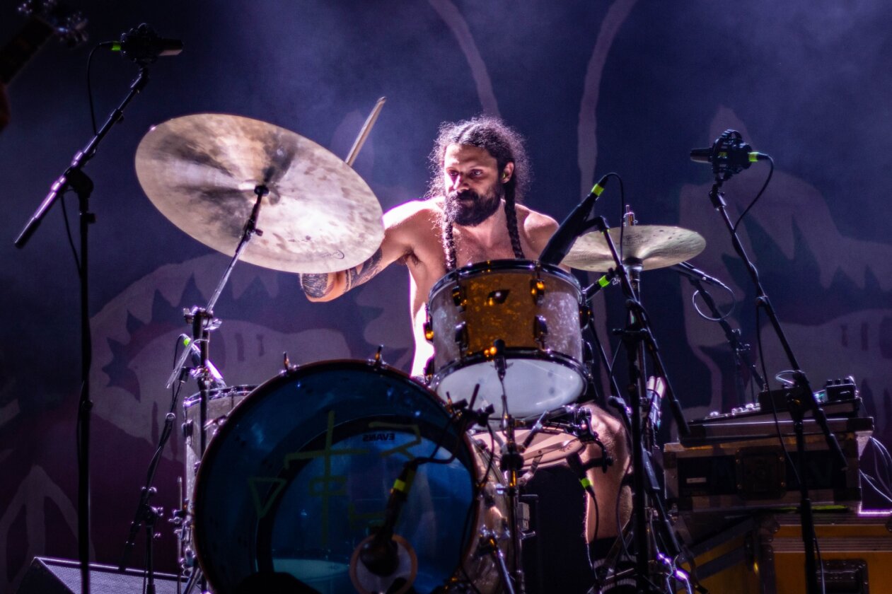 Endlich wieder vereint: All Them Witches sind als Quartett zurück. – Sie spielen sich quer durchs Repertoire.