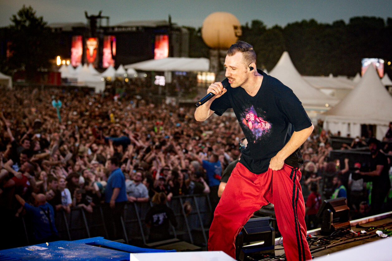 Wacken total: Nach der Hälfte des Sets mussten die Zugänge gesperrt werden: Der Bereich vor der Louder Stage war heillos überfüllt. – Alligatoah auf der Louder Stage.
