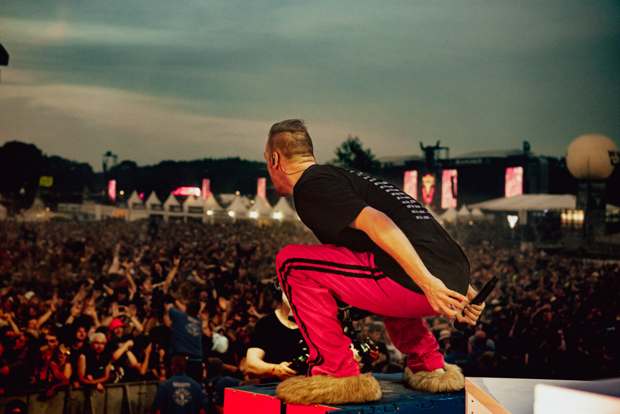 Wacken total: Nach der Hälfte des Sets mussten die Zugänge gesperrt werden: Der Bereich vor der Louder Stage war heillos überfüllt. – Alligatoah blickt auf die überfüllte Louder Stage.