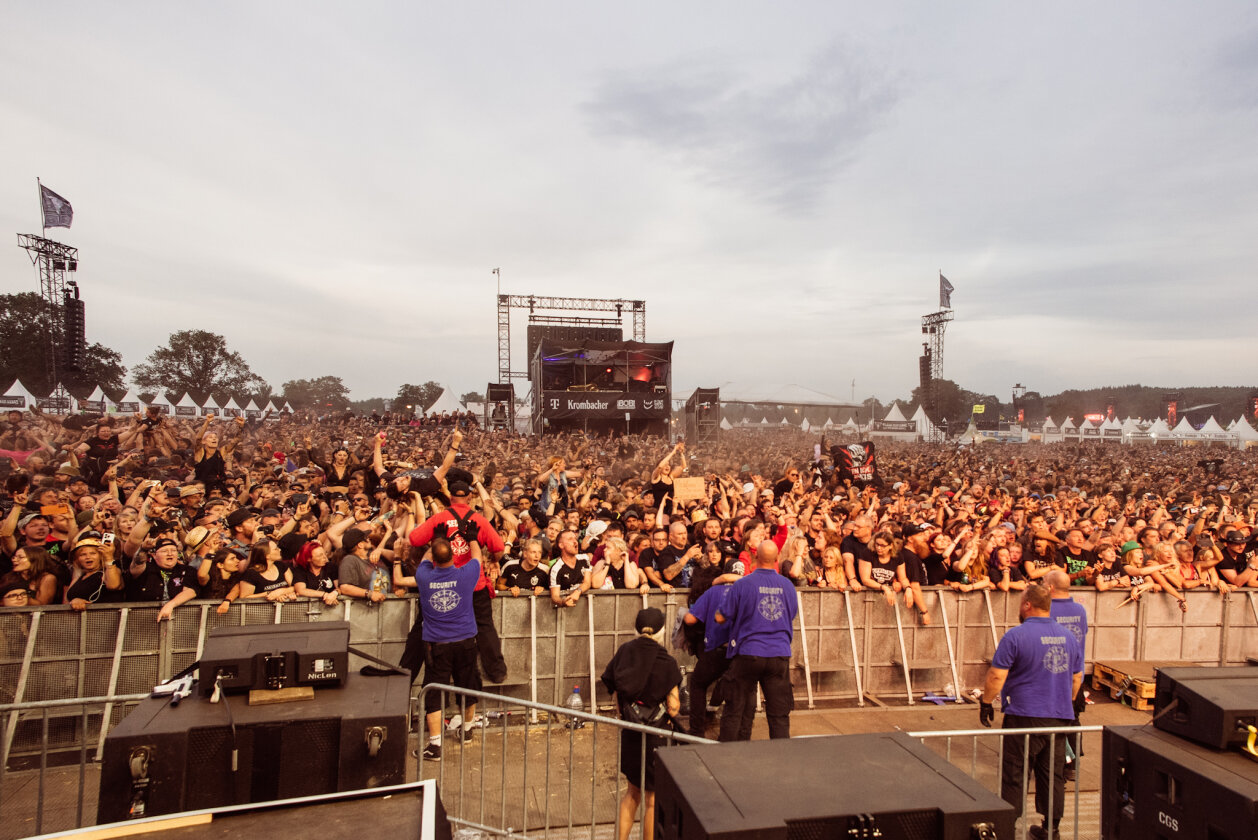Alligatoah – Wacken total: Nach der Hälfte des Sets mussten die Zugänge gesperrt werden: Der Bereich vor der Louder Stage war heillos überfüllt. – Crowd.