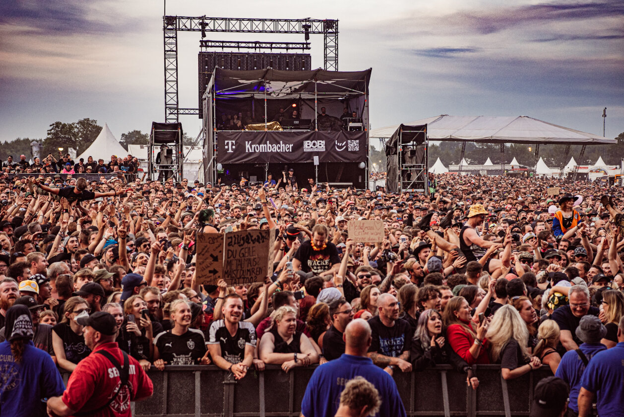 Alligatoah – Wacken total: Nach der Hälfte des Sets mussten die Zugänge gesperrt werden: Der Bereich vor der Louder Stage war heillos überfüllt. – Crowd.