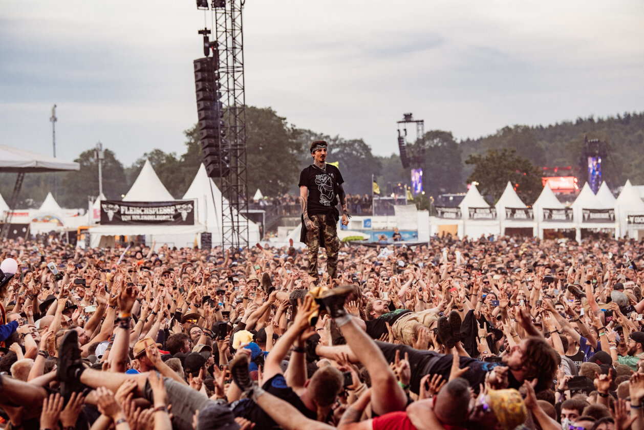 Alligatoah – Wacken total: Nach der Hälfte des Sets mussten die Zugänge gesperrt werden: Der Bereich vor der Louder Stage war heillos überfüllt. – Crowdsteher.