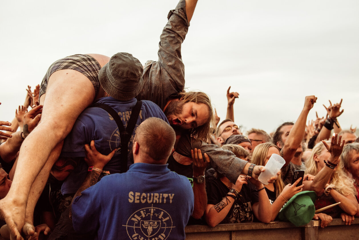 Alligatoah – Wacken total: Nach der Hälfte des Sets mussten die Zugänge gesperrt werden: Der Bereich vor der Louder Stage war heillos überfüllt. – Crowdsurfer.