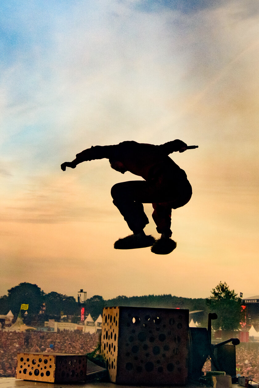 Wacken total: Nach der Hälfte des Sets mussten die Zugänge gesperrt werden: Der Bereich vor der Louder Stage war heillos überfüllt. – Flying Alligatoah im Sonnenuntergang.
