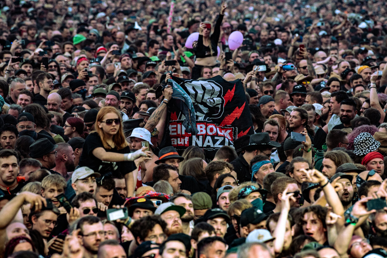 Alligatoah – Wacken total: Nach der Hälfte des Sets mussten die Zugänge gesperrt werden: Der Bereich vor der Louder Stage war heillos überfüllt. – Kein Bock auf Nazis!