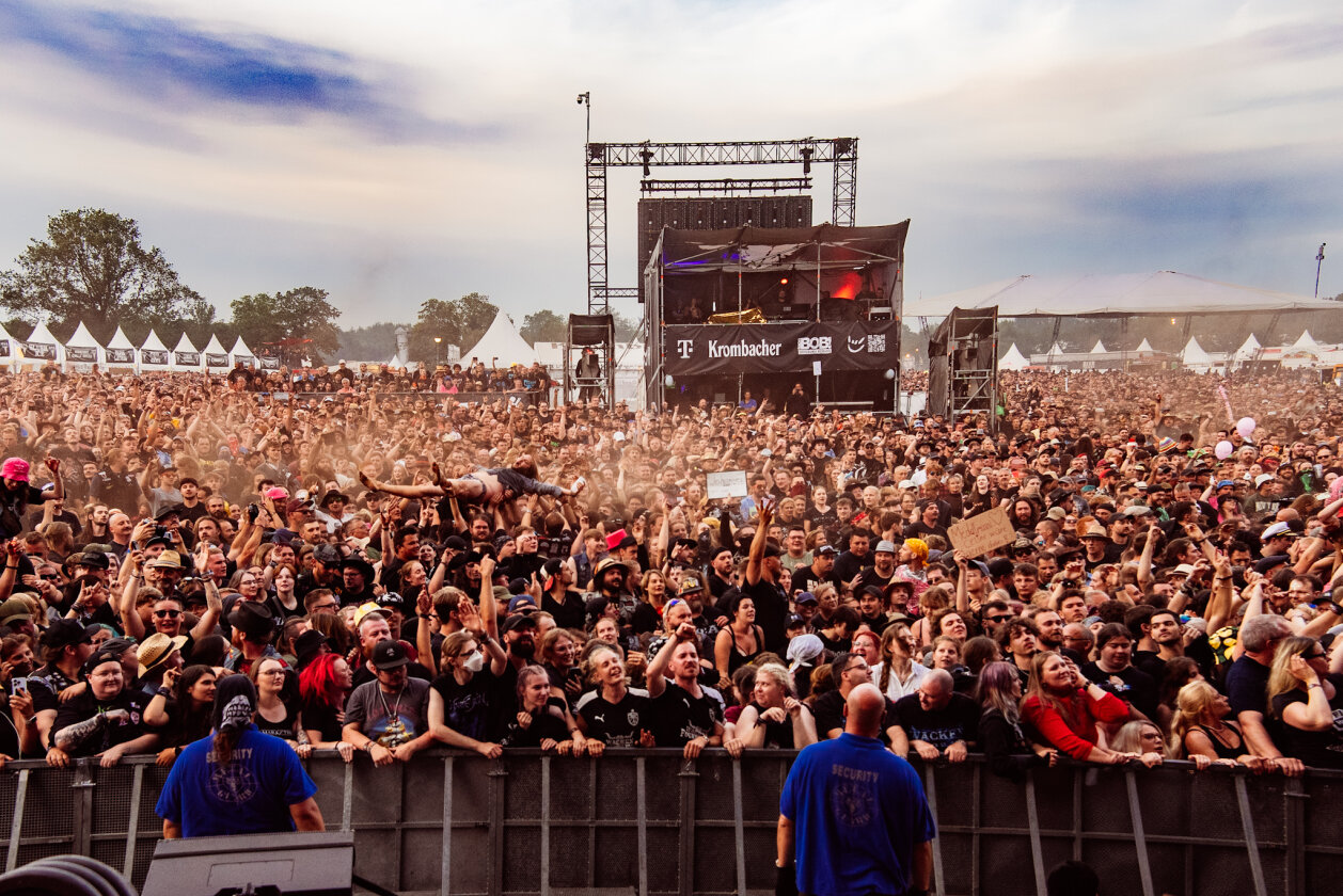 Alligatoah – Wacken total: Nach der Hälfte des Sets mussten die Zugänge gesperrt werden: Der Bereich vor der Louder Stage war heillos überfüllt. – Publikum.