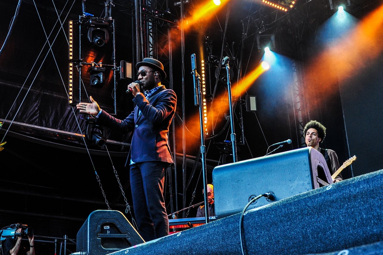 Aloe Blacc – … der das sommerliche Wetter in vollen Zügen auskostet. 