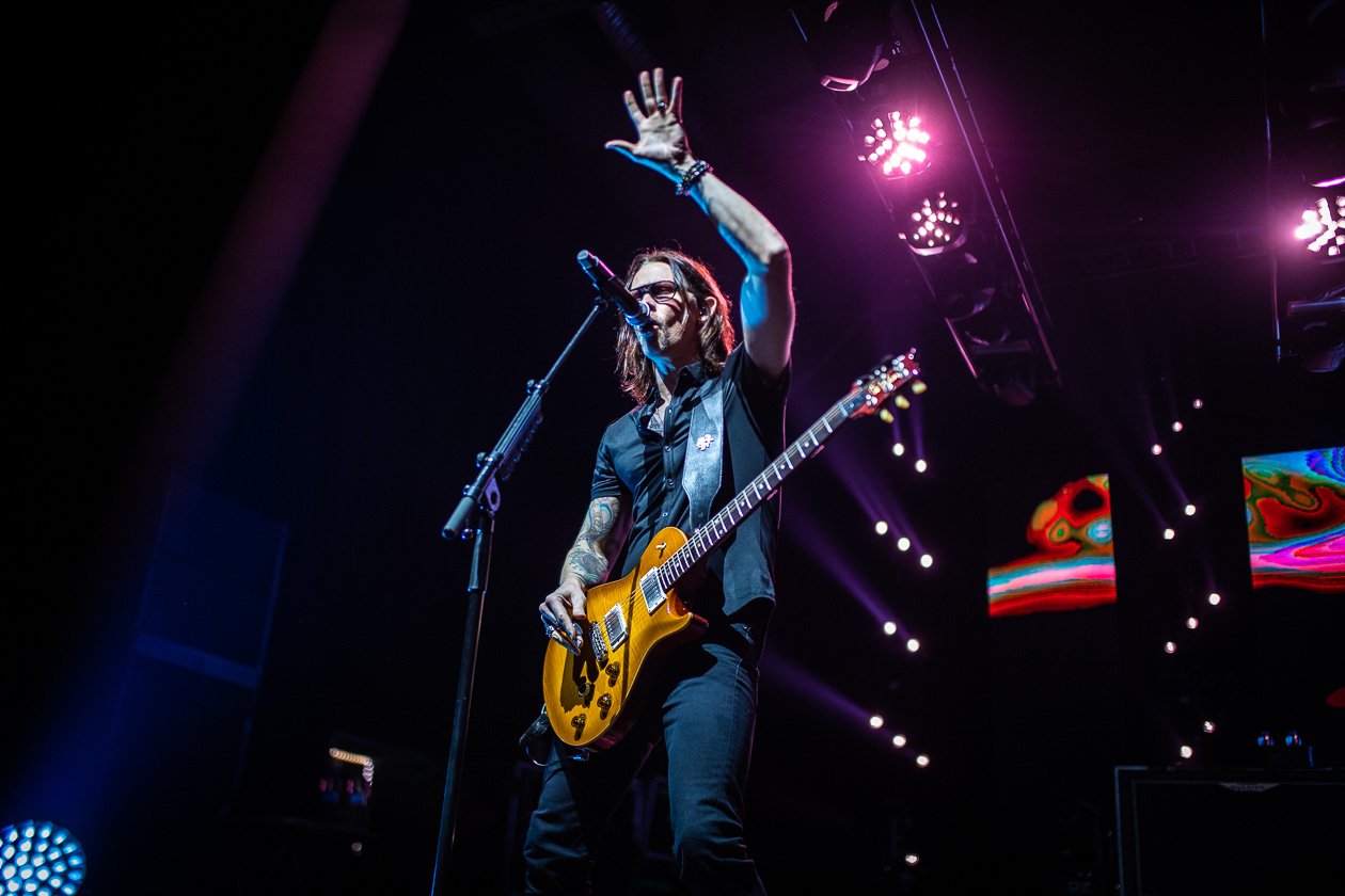 Auch in Berlin gern gesehene Gäste: Myles Kennedy und Band. – Alter Bridge.