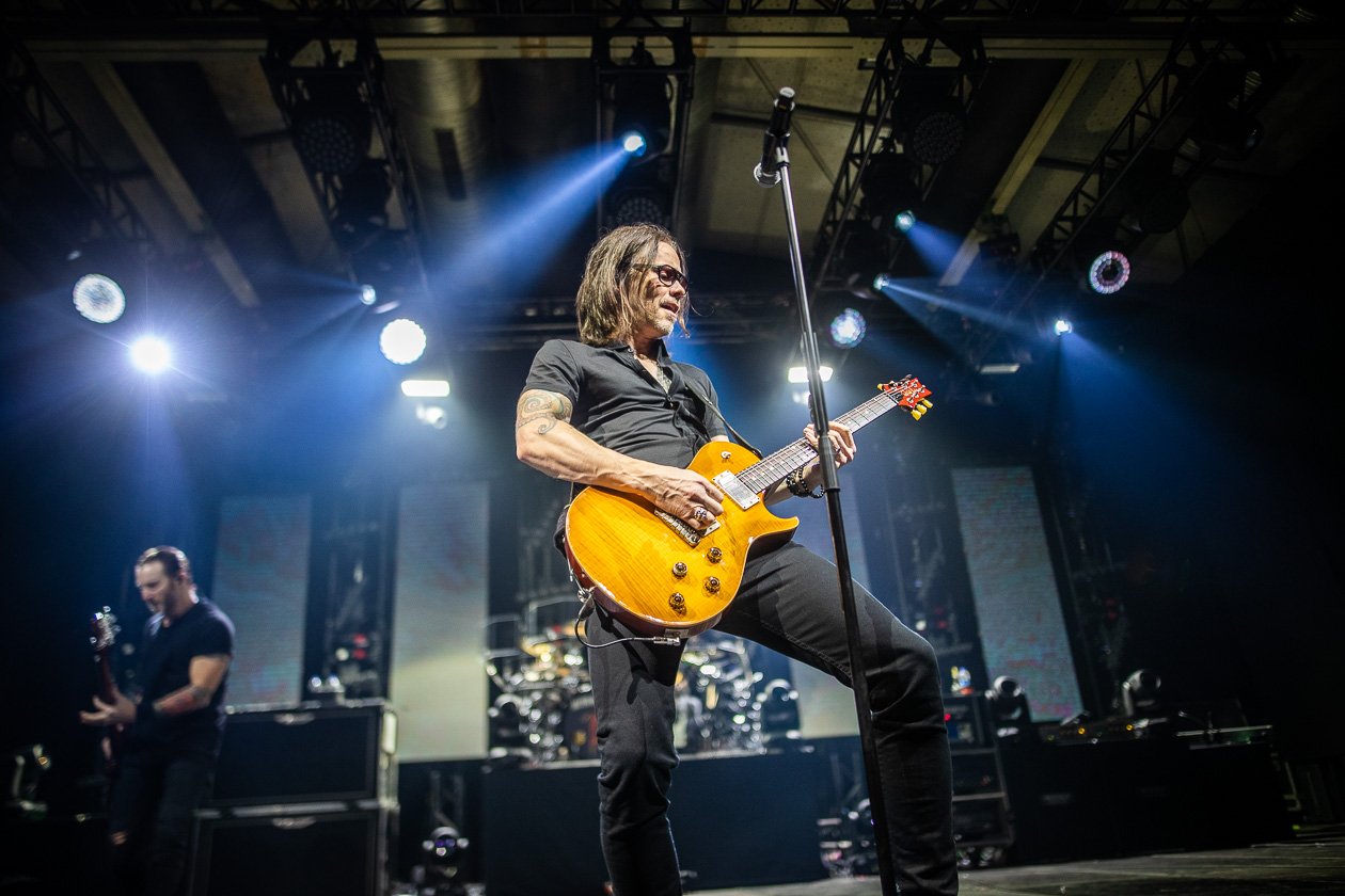 Auch in Berlin gern gesehene Gäste: Myles Kennedy und Band. – Alter Bridge.