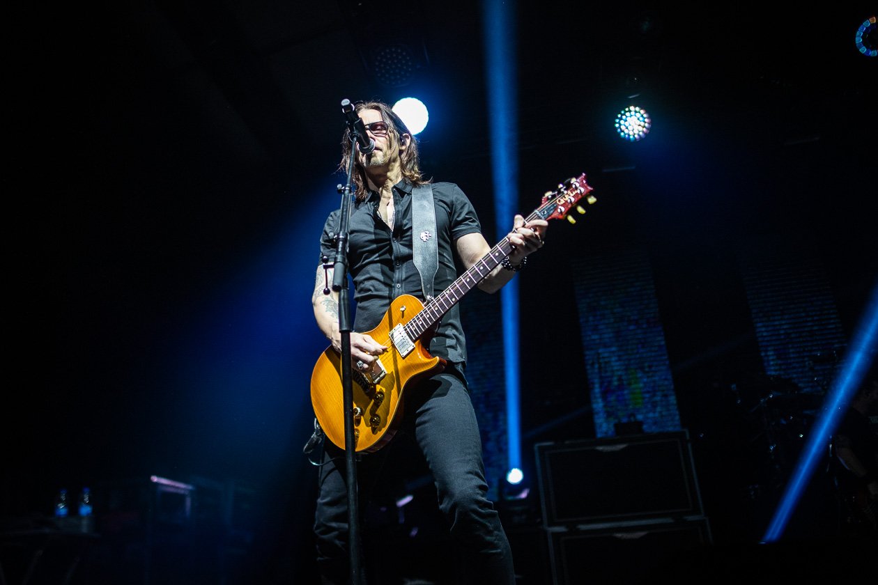 Auch in Berlin gern gesehene Gäste: Myles Kennedy und Band. – Alter Bridge.
