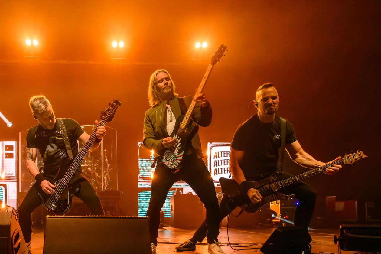 Mark Tremonti, Myles Kennedy, Brian Marshall und Scott Phillips mit der neuen Platte on tour. – Alter Bridge