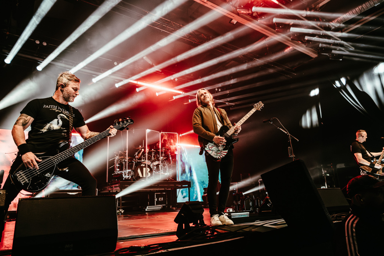 Mark Tremonti, Myles Kennedy, Brian Marshall und Scott Phillips mit der neuen Platte on tour. – Alter Bridge.