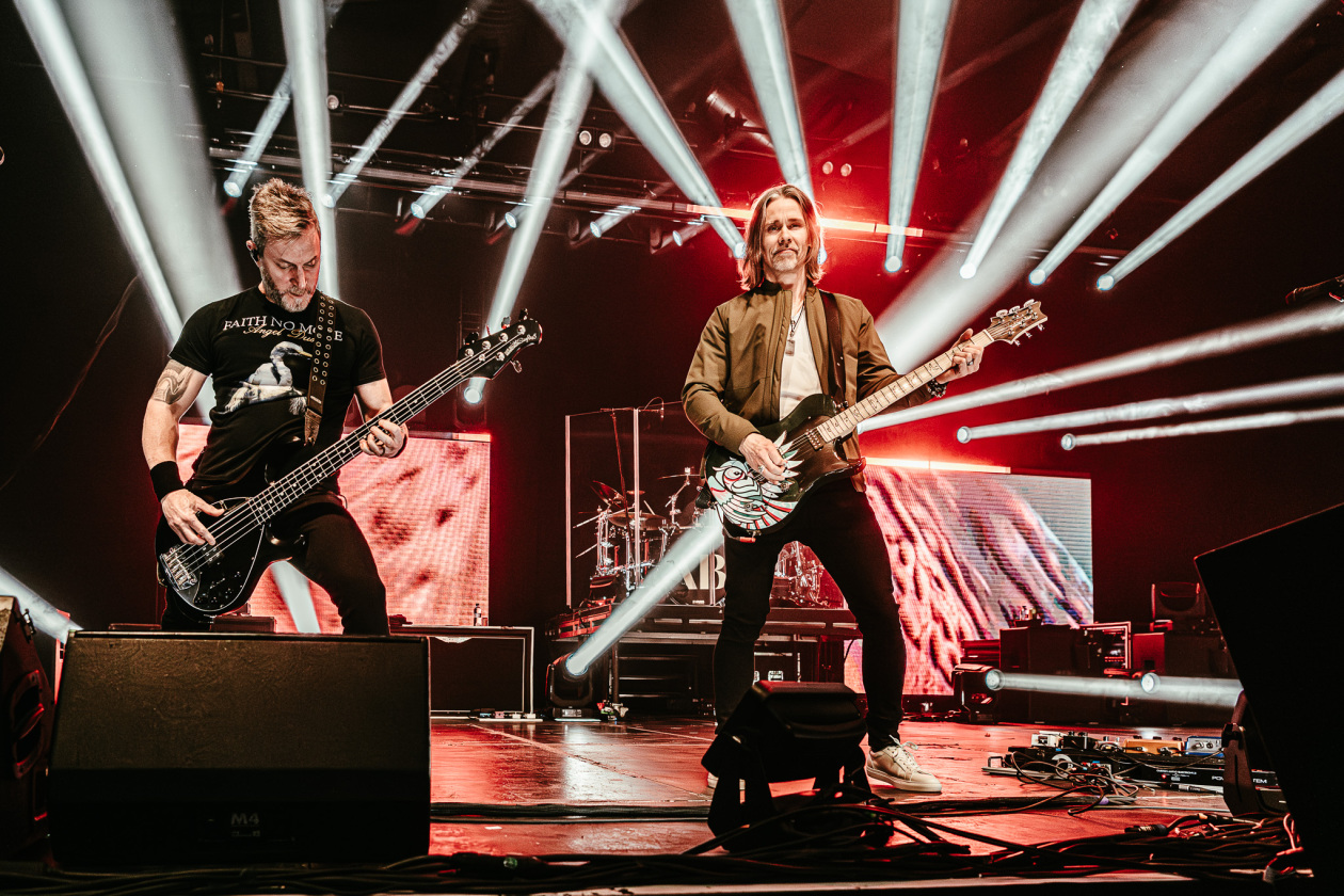 Mark Tremonti, Myles Kennedy, Brian Marshall und Scott Phillips mit der neuen Platte on tour. – Alter Bridge.