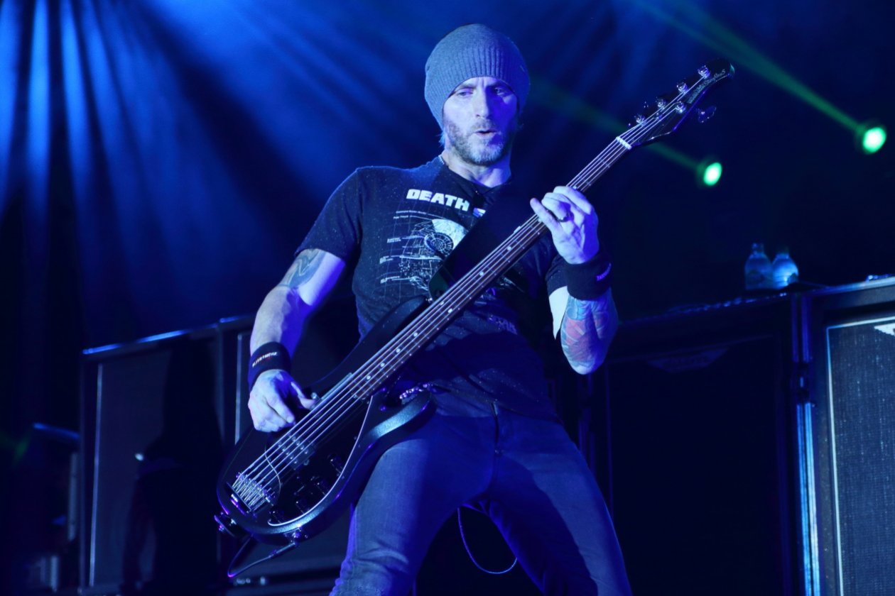 Alter Bridge – Myles Kennedy, Mark Tremonti und Bande auf The Last Hero-Tour. – Bassist Brian Marshall.