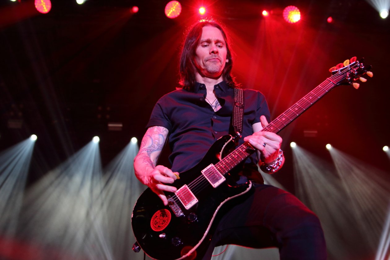 Myles Kennedy, Mark Tremonti und Bande auf The Last Hero-Tour. – Alter Bridge in München.