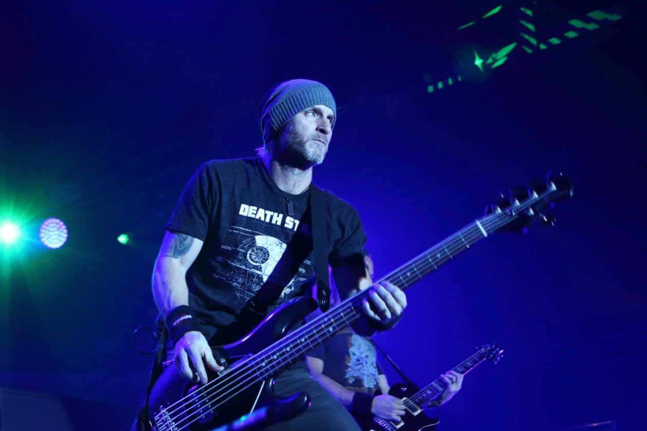 Alter Bridge – Myles Kennedy, Mark Tremonti und Bande auf The Last Hero-Tour. – Nö, das ist Brian Marshall.