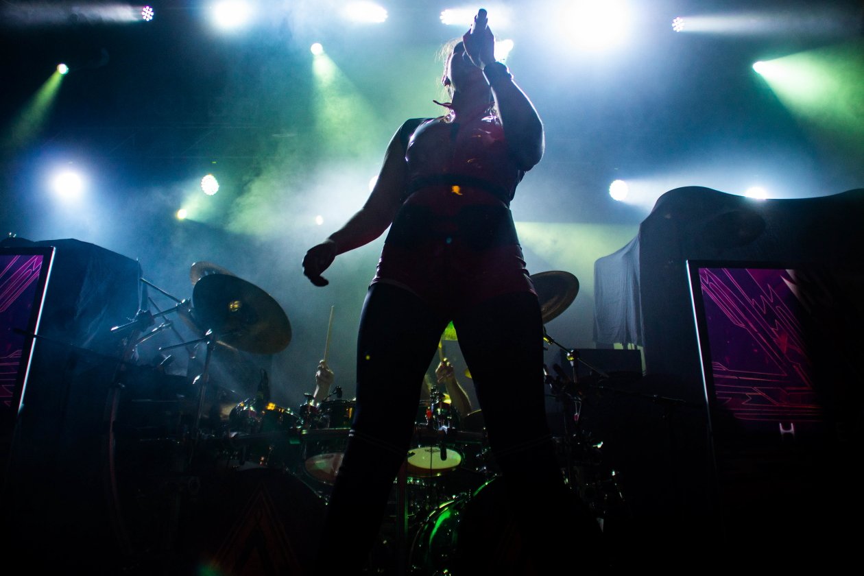 Amaranthe – "Wolfsnächte" mit Powerwolf und Kissin' Dynamite. – Elize Ryd.