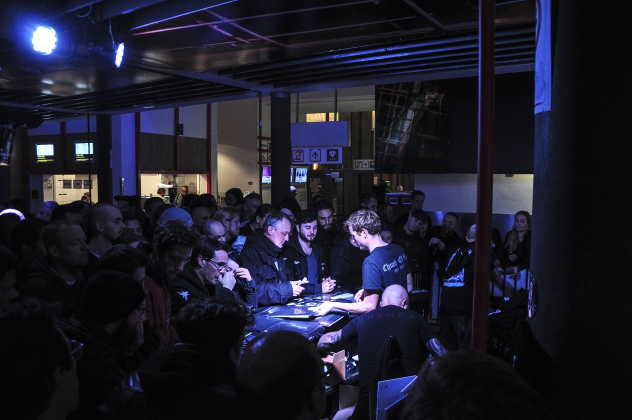 Amenra – Die Belgier zelebrieren ihre "Mass VI"-Releaseshow – mit Kunstausstellung und Körperritual. – … ab heute auf Vinyl.