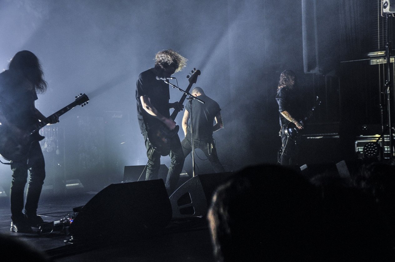 Amenra – Die Belgier zelebrieren ihre "Mass VI"-Releaseshow – mit Kunstausstellung und Körperritual. – Atmo.