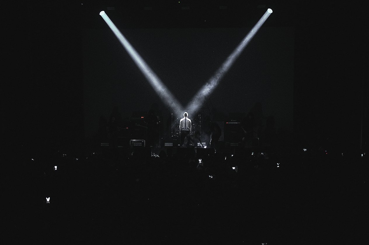 Amenra – Die Belgier zelebrieren ihre "Mass VI"-Releaseshow – mit Kunstausstellung und Körperritual. – Colin.