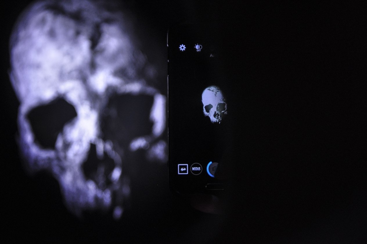 Amenra – Die Belgier zelebrieren ihre "Mass VI"-Releaseshow – mit Kunstausstellung und Körperritual. – Fotografie.