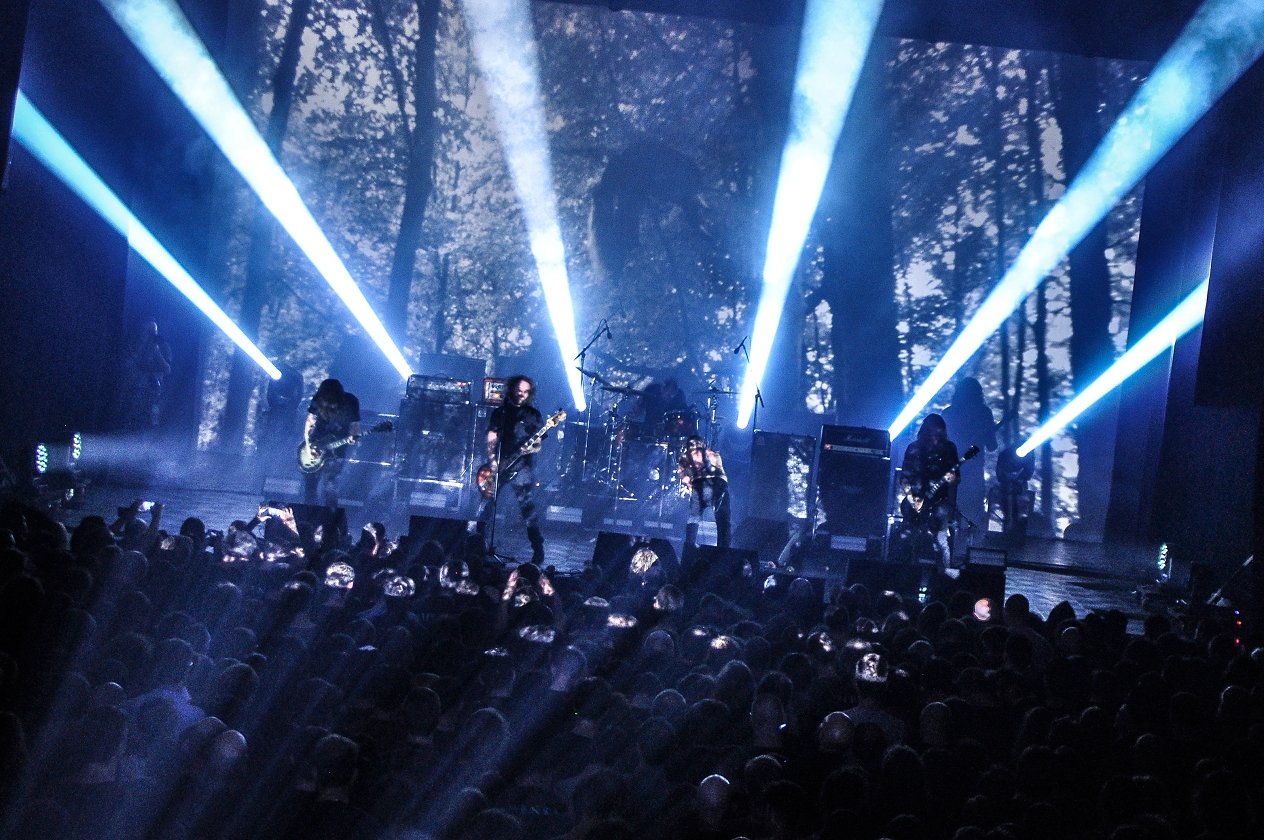 Amenra – Die Belgier zelebrieren ihre "Mass VI"-Releaseshow – mit Kunstausstellung und Körperritual. – Große Musik.