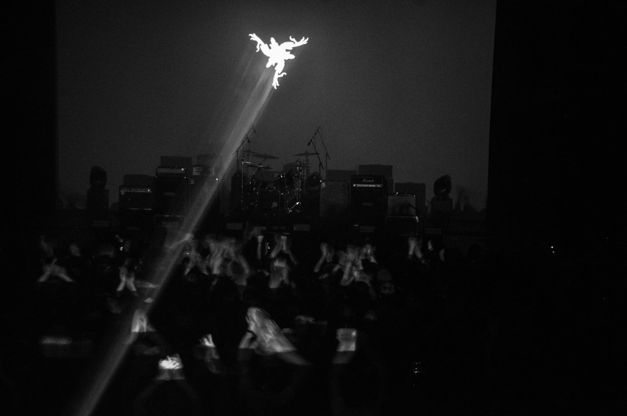 Amenra – Die Belgier zelebrieren ihre "Mass VI"-Releaseshow – mit Kunstausstellung und Körperritual. – Großes Kino.