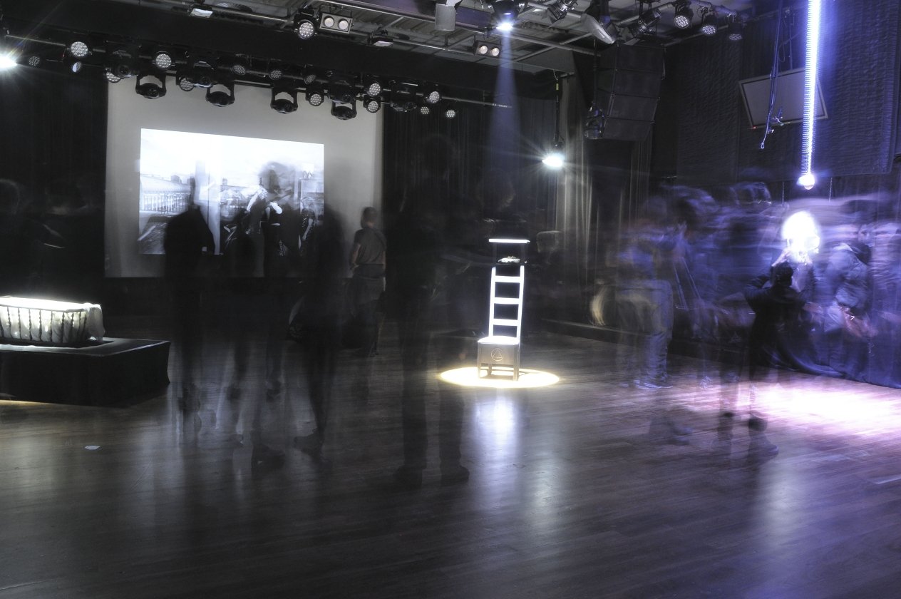 Amenra – Die Belgier zelebrieren ihre "Mass VI"-Releaseshow – mit Kunstausstellung und Körperritual. – Im Zeitraffer.