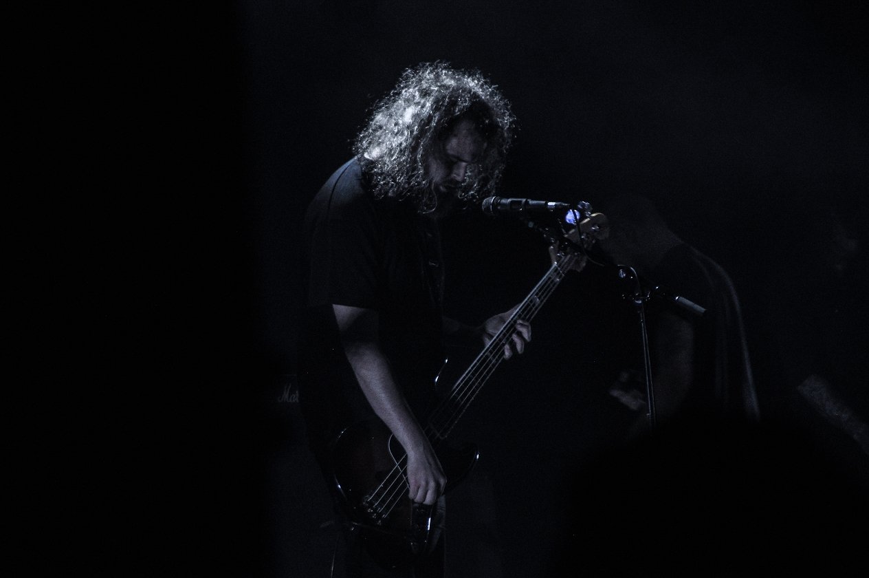 Amenra – Die Belgier zelebrieren ihre "Mass VI"-Releaseshow – mit Kunstausstellung und Körperritual. – Levy Seynaeve.