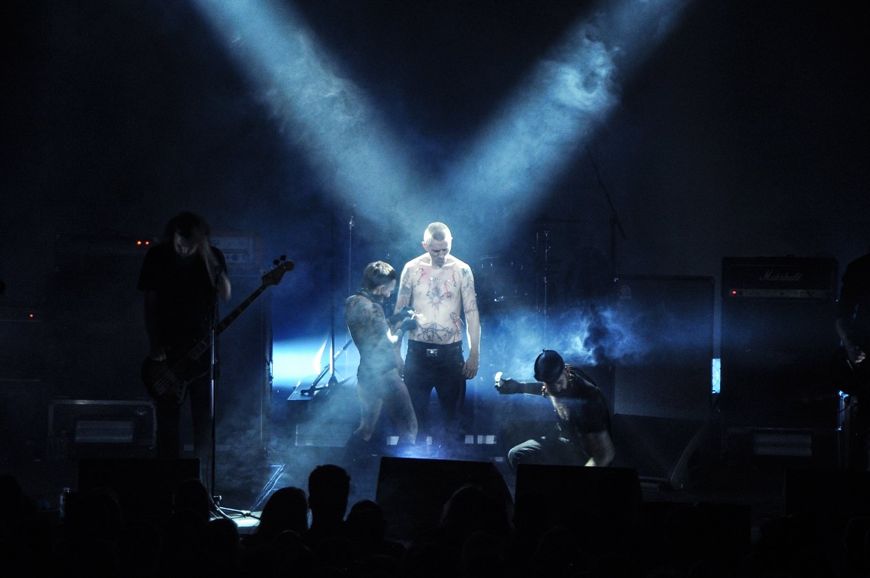 Amenra – Die Belgier zelebrieren ihre "Mass VI"-Releaseshow – mit Kunstausstellung und Körperritual. – Mitten im Set lässt sich Eeckhout dann …